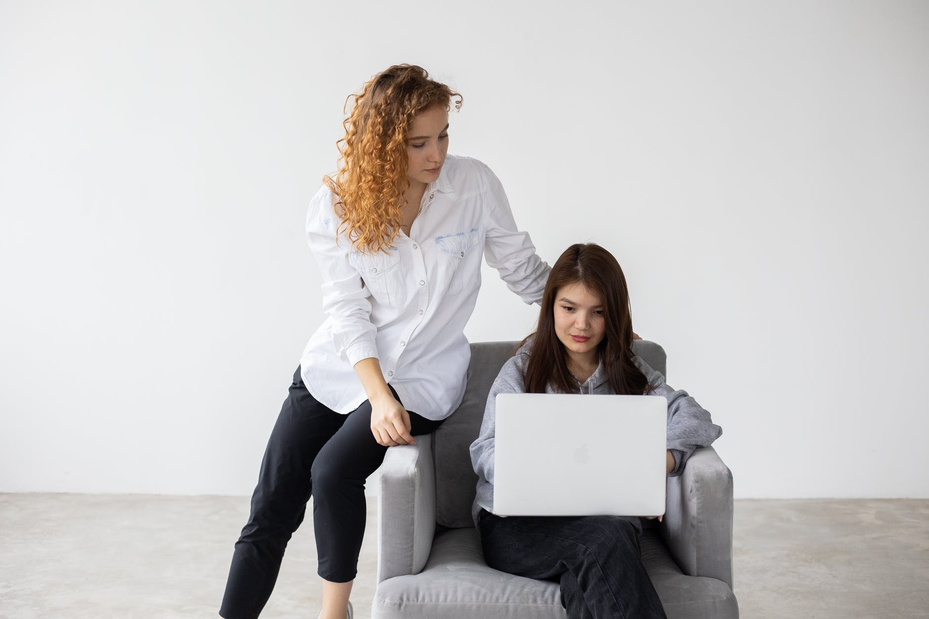 female colleagues working together on laptop